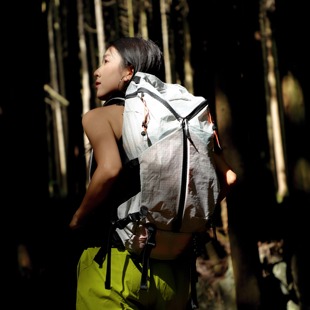 轻量化户外运动健身背包登山徒步露营旅行通勤双肩包带防雨罩