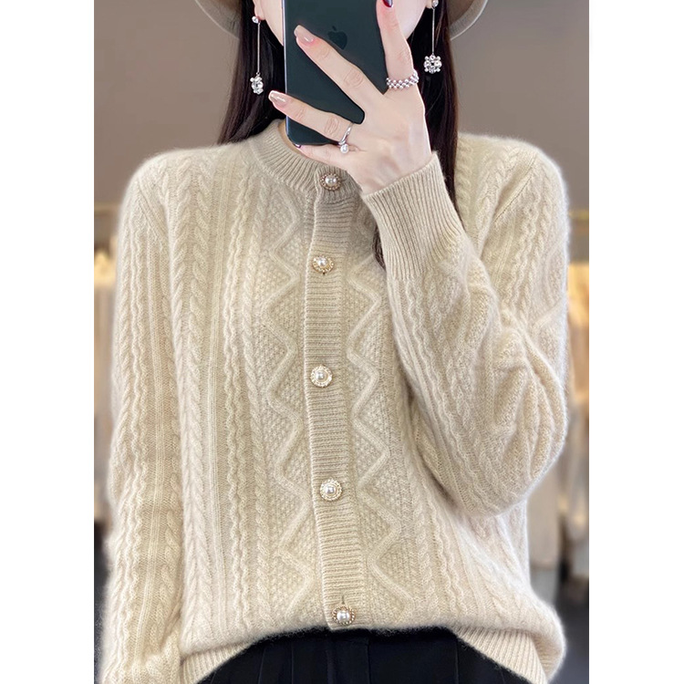 复古高级感杏色毛衣外套女秋冬宽松加厚温柔风软糯针织开衫女上衣