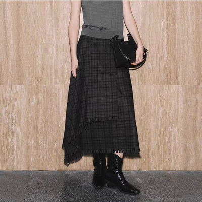 麦*商场同款2025秋冬季新品时尚复古不规则设计感格子长款半身裙