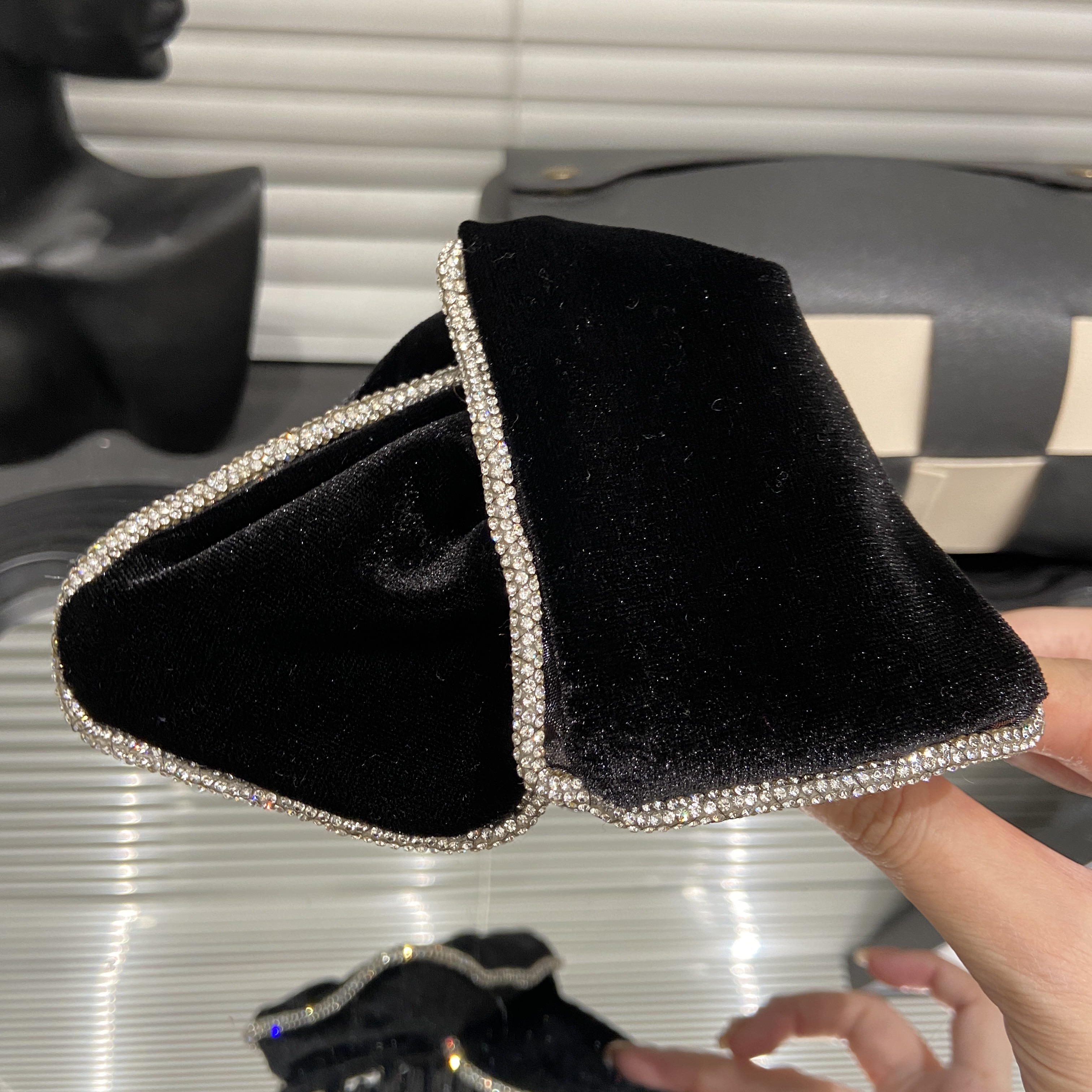 Lastkiss黑色丝绒水钻三角抓夹时