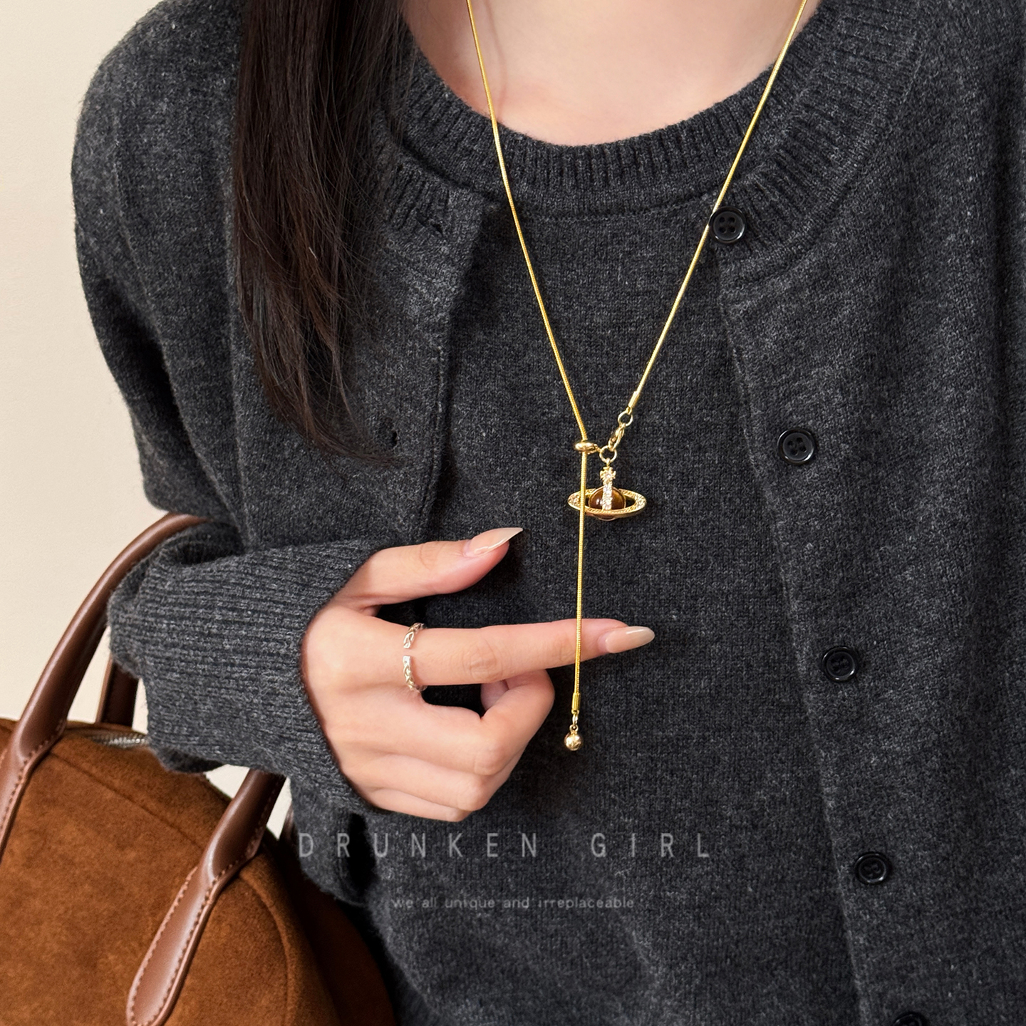 金色西太后土星项链女秋冬2025新款轻奢高级感毛衣链长款抽拉配饰