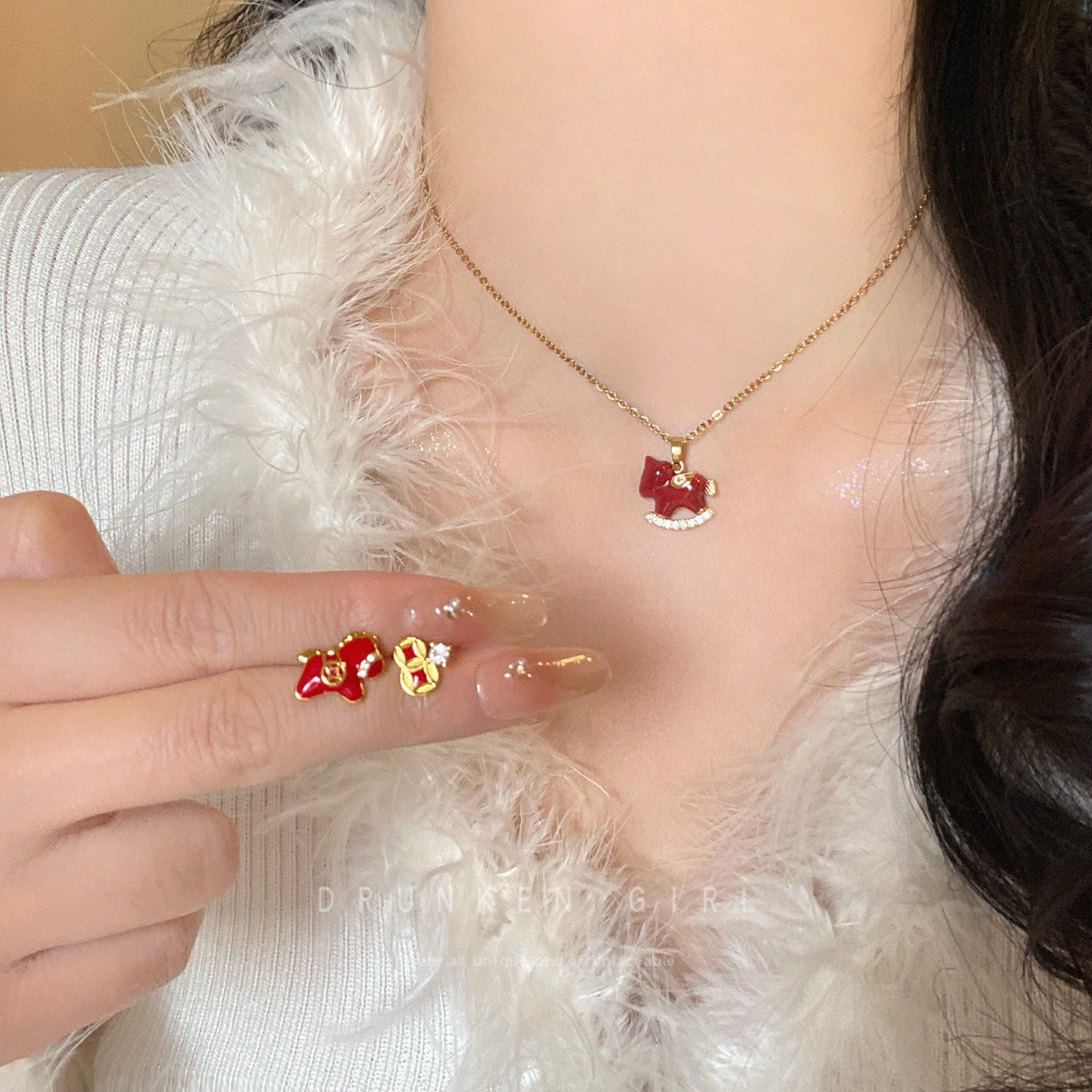 马到福来 新年红色小马锁骨链女秋冬气质毛衣链配饰马上有钱项链