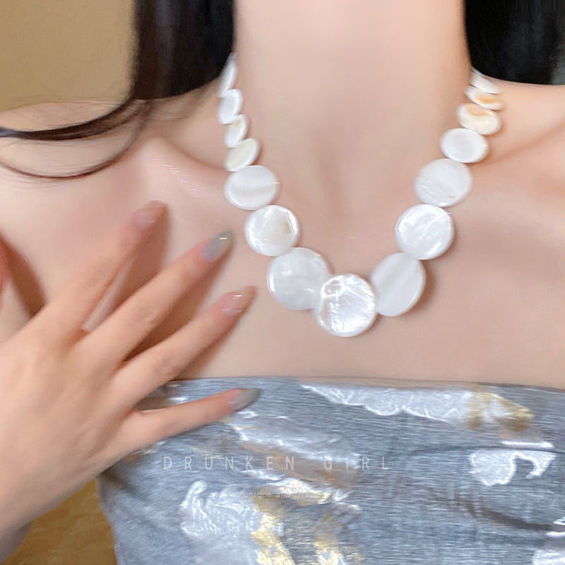天然圆片贝壳项链女2025新款沙滩度假风锁骨链小众高级感颈链配饰