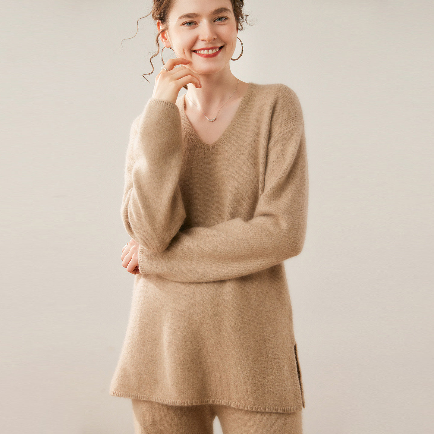 2025秋冬新款山羊绒衫女V领中长款开叉毛衣宽松慵懒风针织打底衫,女装/女士精品,羊绒衫,淘宝优惠券,粉丝福利购,淘宝优惠卷