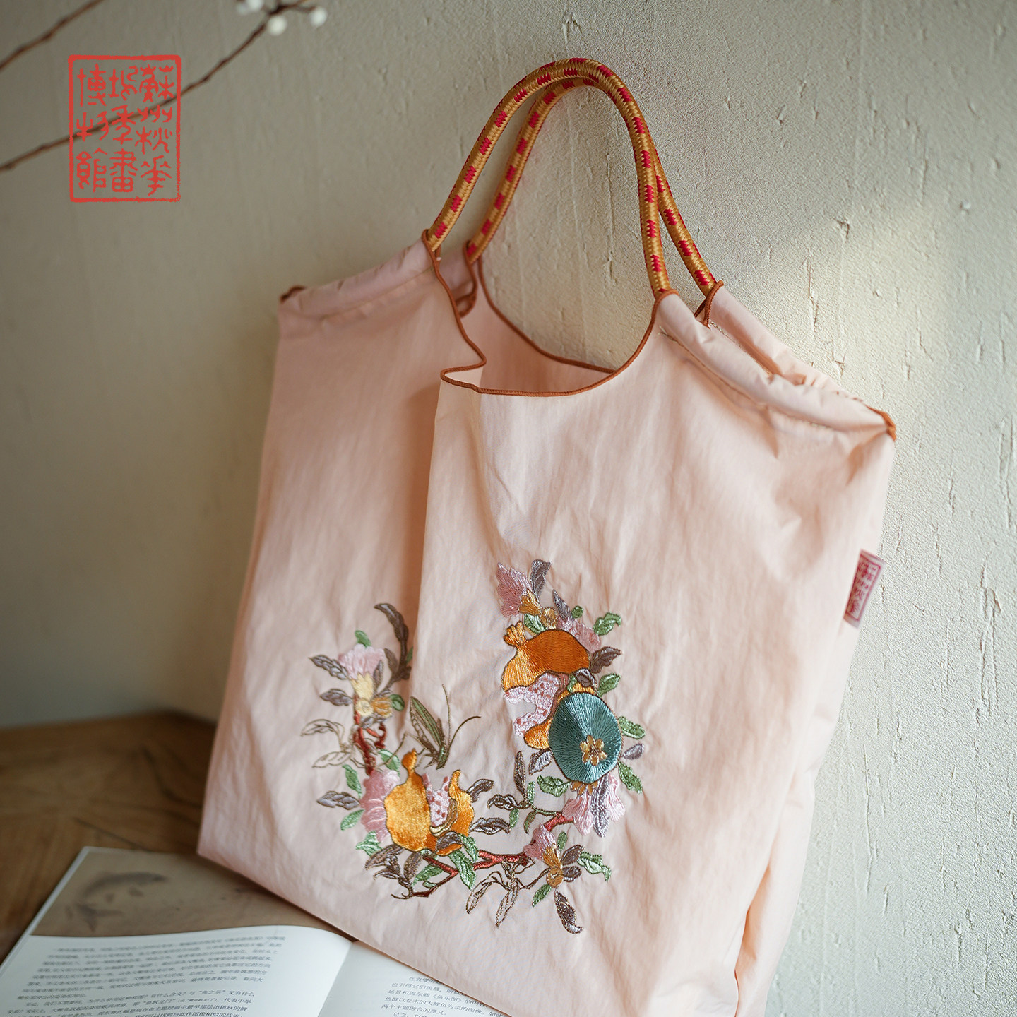 【苏州桃花坞木版年画博物馆】石榴上的螽斯刺绣手提包袋复古简约