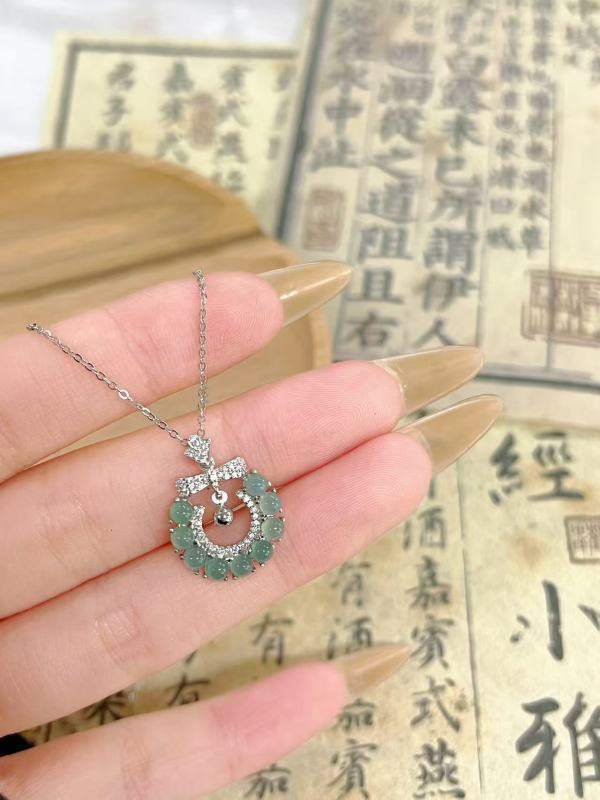 monocle 新中式天然蓝水翡翠蝴蝶结吊坠女小众设计轻奢高级感项链