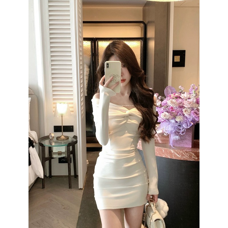 法式纯欲扭结一字肩修身洋装女设计感小众气质包臀短裙子早春季
