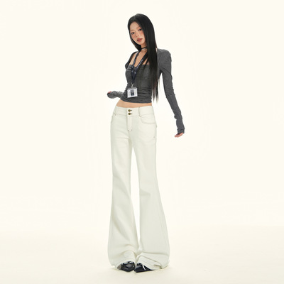 美式复古条纹露肩上衣搭配米白微喇牛仔裤