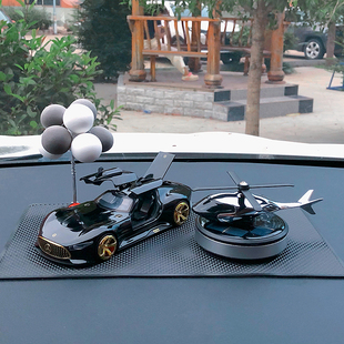 车内装饰品摆件2026新款高级感男士汽车中控台太阳能车载香薰香水