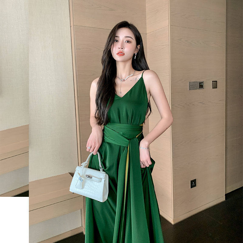 绿色V领露背吊带连衣裙女