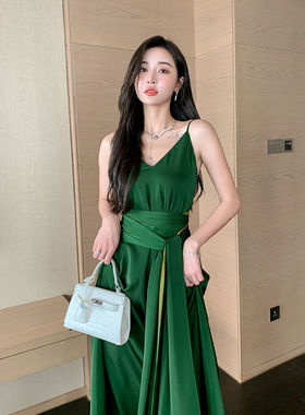 绿色V领露背吊带连衣裙女2023新款高级感长裙子收腰显瘦绿色显白