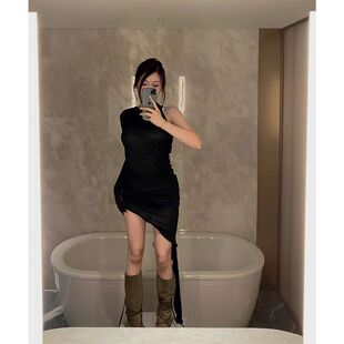 春夏新款黑色辣妹连衣裙不规则设计感小众修身显瘦裙子女短款气质