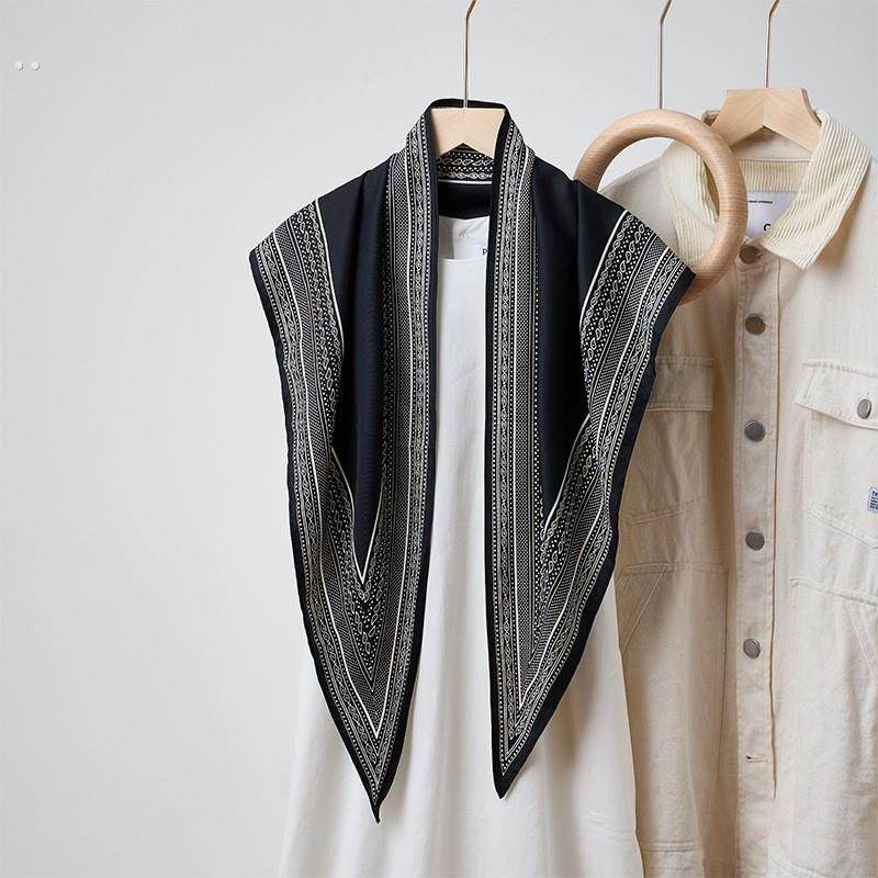 2025新款时尚薄款围巾百搭三角巾斜纹绸丝巾夏季防晒披肩摩登逸范