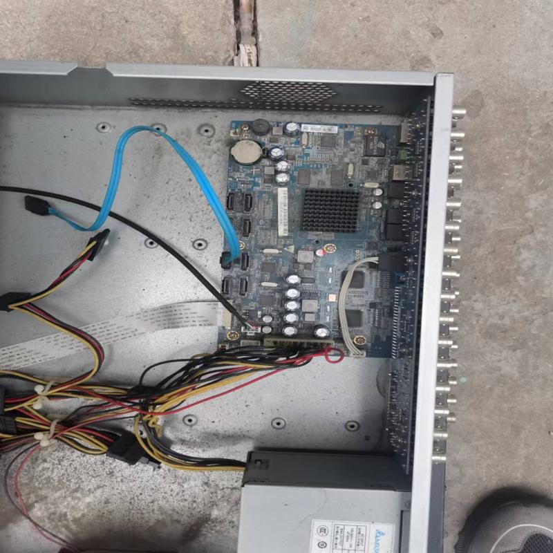 维修检查大华16路8盘位模拟硬盘录像机。DH/DVR58议价