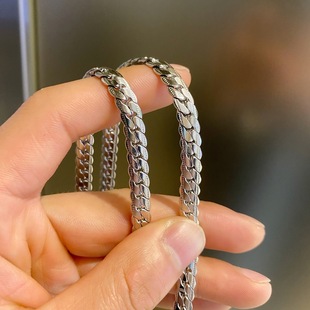 男潮压花古巴链钛钢不褪色项链简约高级感小众设计轻奢男生锁骨链