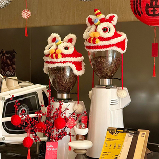 2026新年醒狮帽子装饰春节元旦店铺前台咖啡机磨豆机氛围感装扮