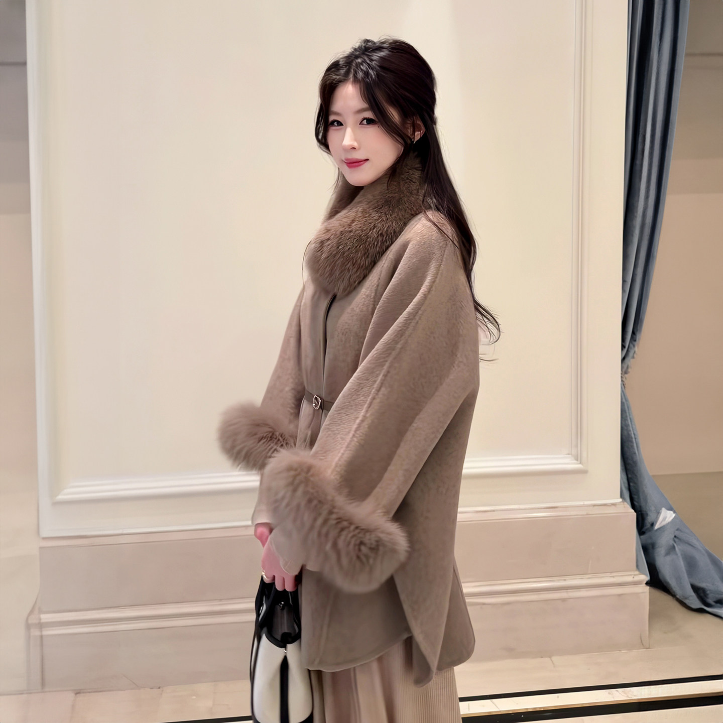 2026秋冬新款斗篷型毛呢外套时尚休闲毛领毛毛袖加厚流行呢子大衣