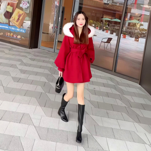 新年穿搭红色毛呢外套女2026冬绑带收腰加绒保暖连帽毛领呢子大衣