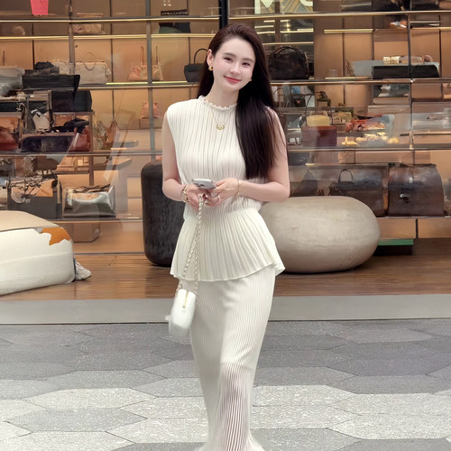 奶白色无袖收腰上衣半身裙两件套