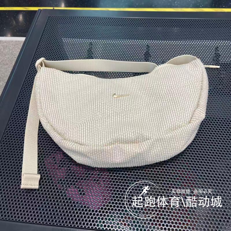 耐克百搭通勤新月形斜挎包