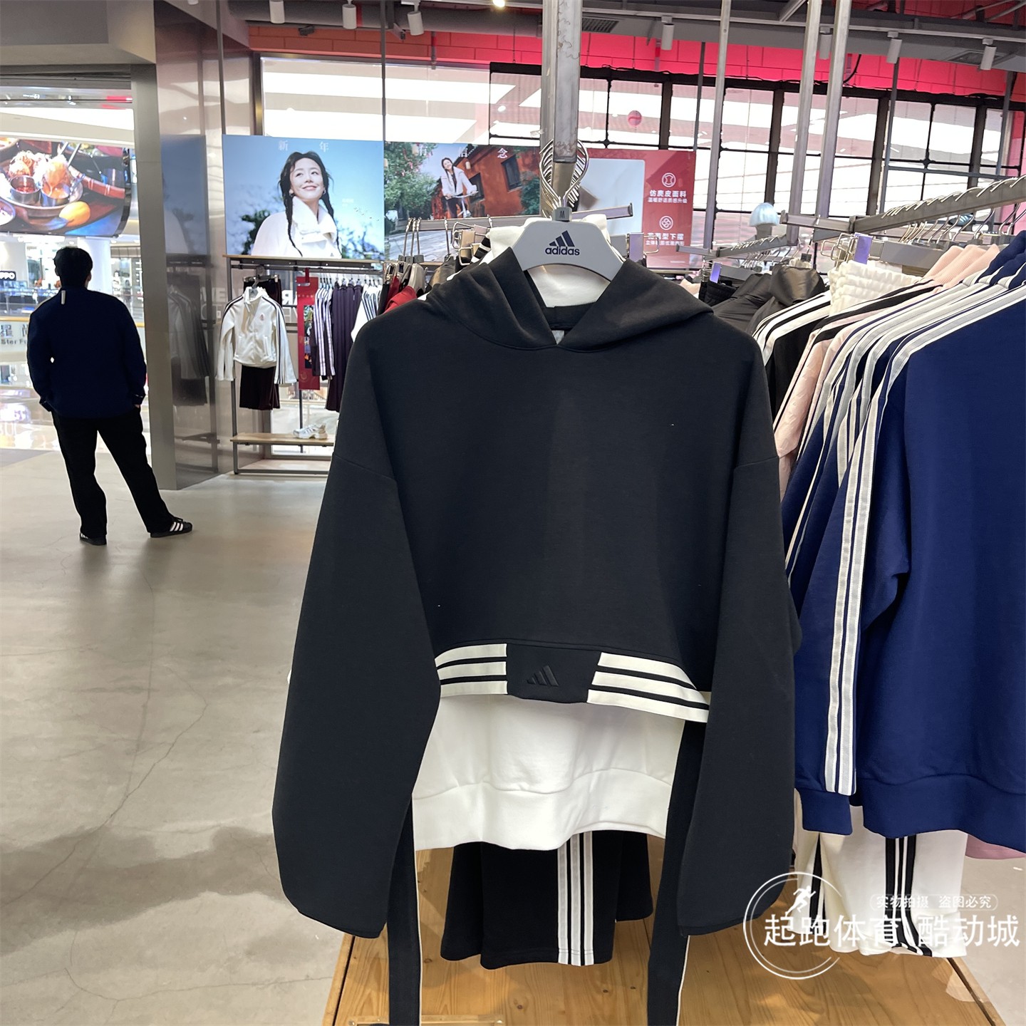 阿迪达斯女短款宽松连帽卫衣