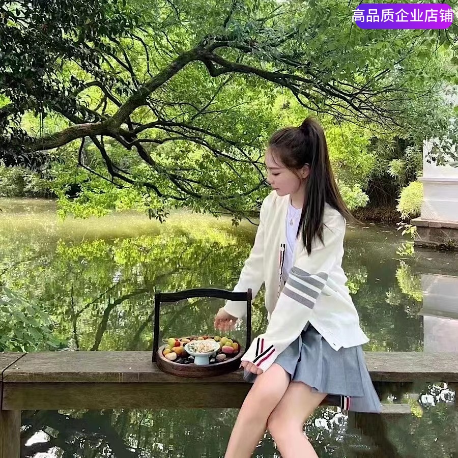 TB四扣V领开衫白色四杠针织衫潮