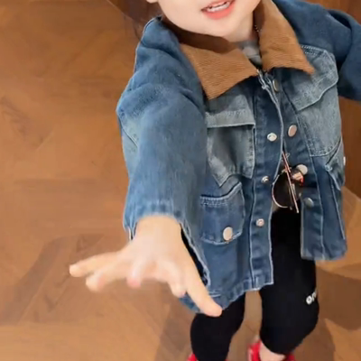 儿童软牛仔衣男韩版2026春季新款女童口袋上衣宝宝工装外套女洋气