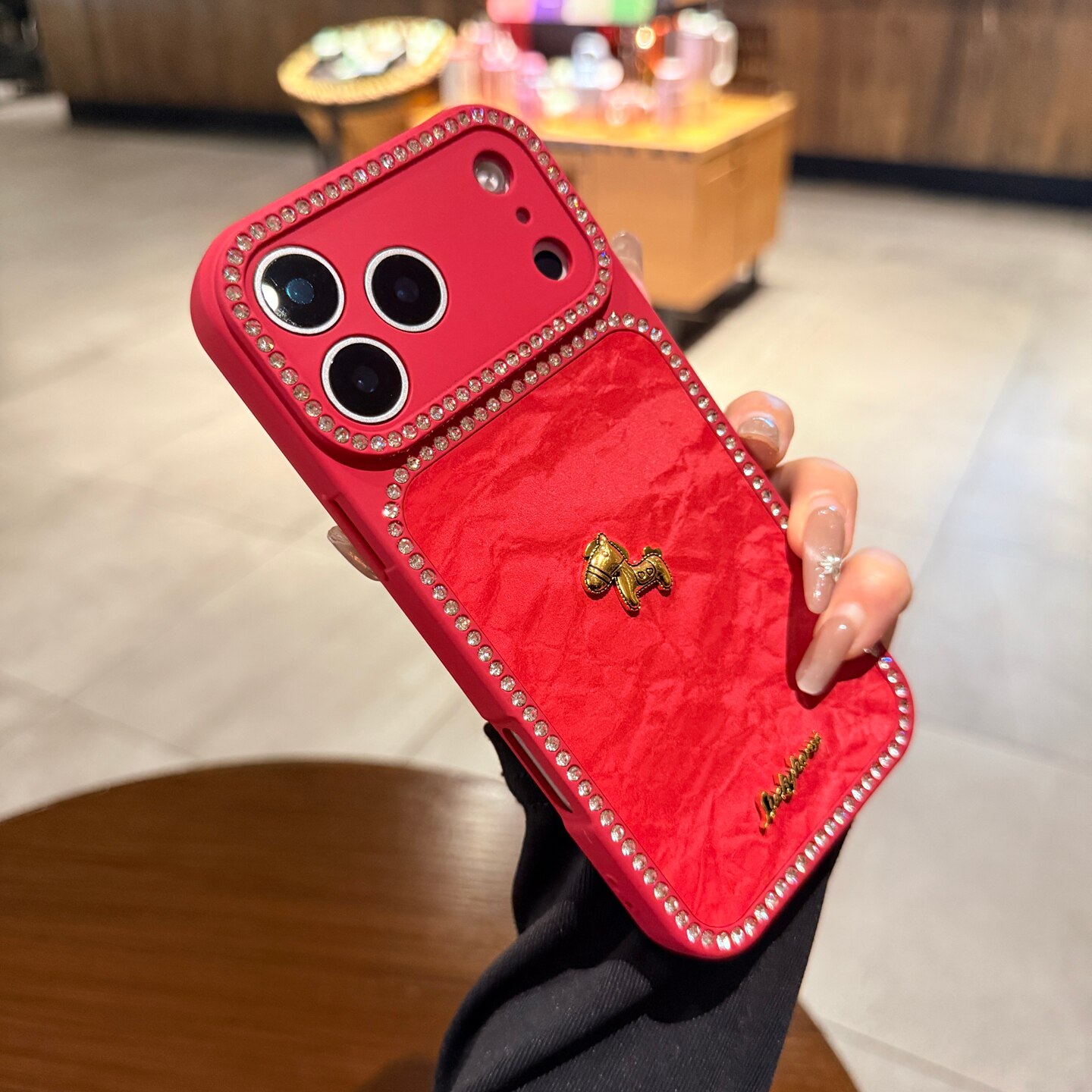 闪钻边框适用iphone17promax手机壳苹果16pro马年新款本命年红色15雪山纹绒布立体金马13高级14大视窗保护套
