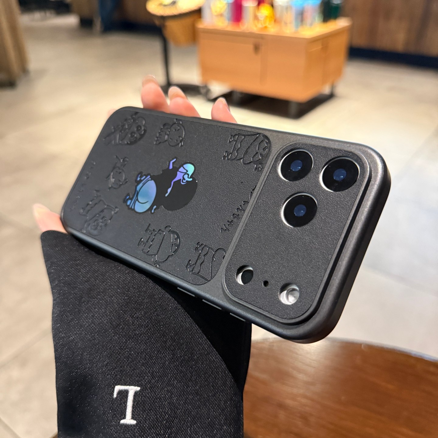 镭射渐变蜡笔小新适用苹果17pro手机壳iPhone16promax新款秒变17大视窗15高级感黑色14情侣13皮质保护套男女