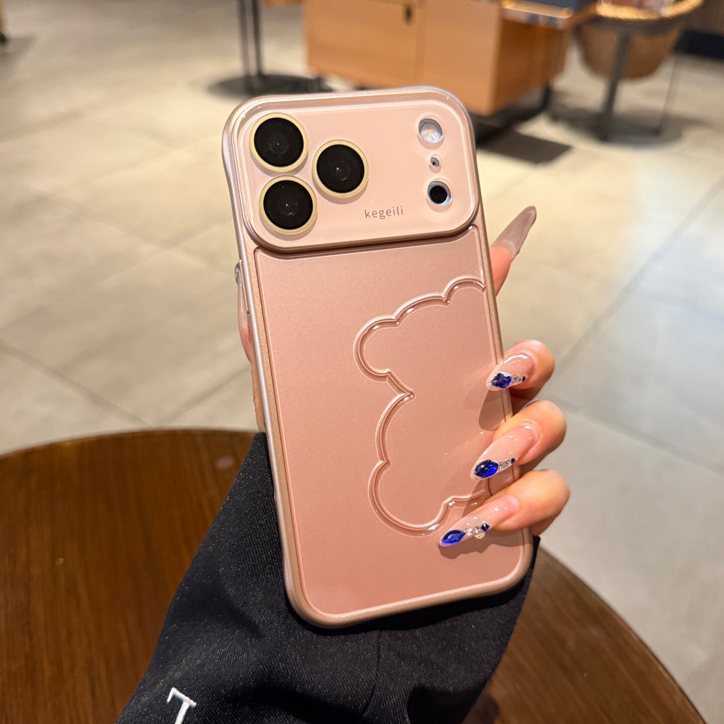 适用苹果17promax手机壳iPhone18pro可爱线条小熊新款香槟粉色16pro大视窗15情侣高级14镜头全包13pm保护套女