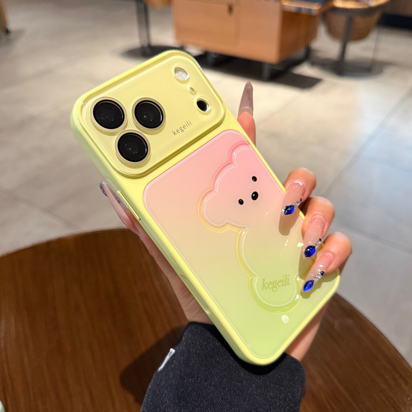 可爱立体小熊适用iPhone17手机壳苹果18promax新款黄粉绿渐变色16pro巨好看13大视窗镜头全包14高级15保护套
