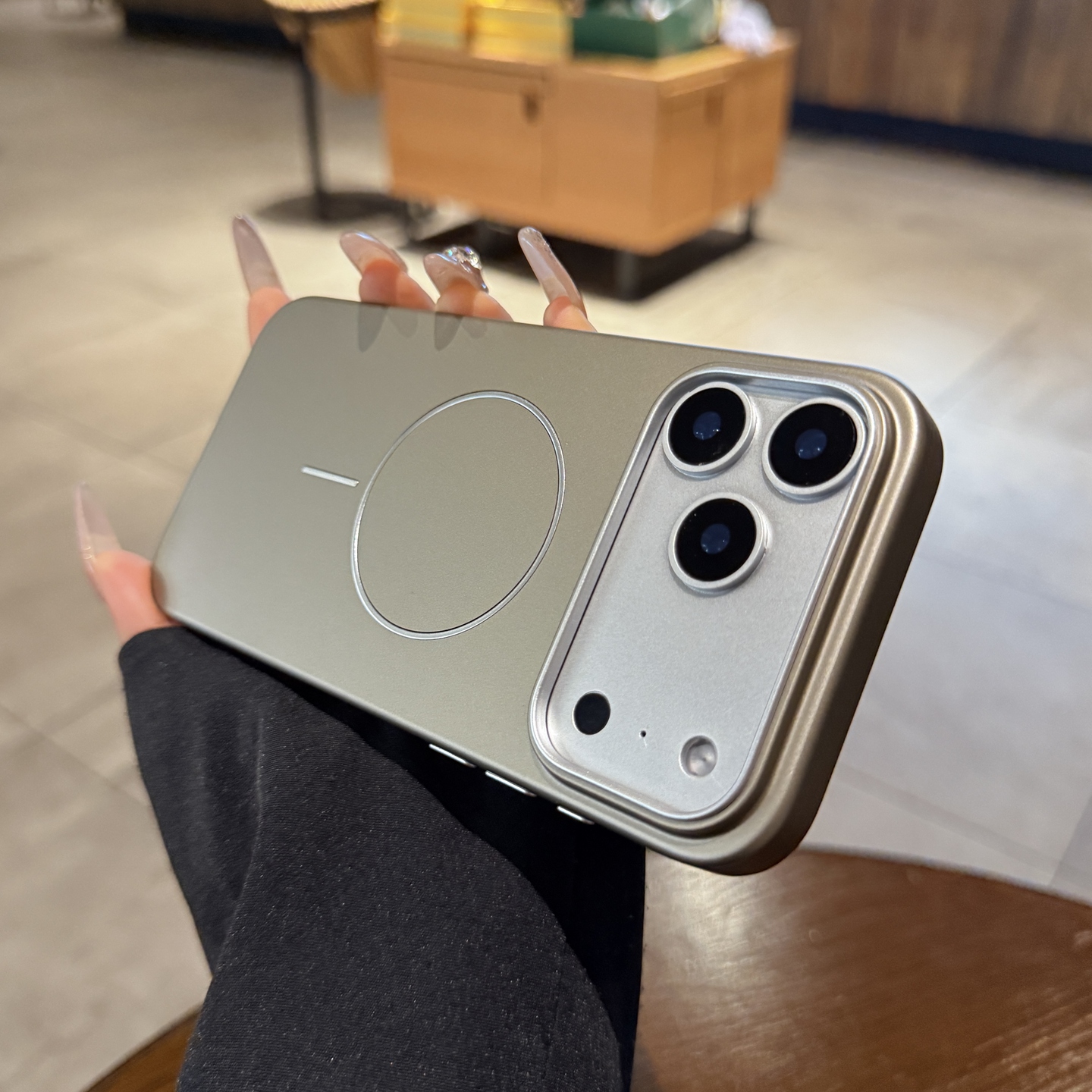 高级感沙漠金磨砂适用苹果17pro手机壳磁吸iphone16pro新款Air自带触控相机按键17promax防摔男Magsafe保护套