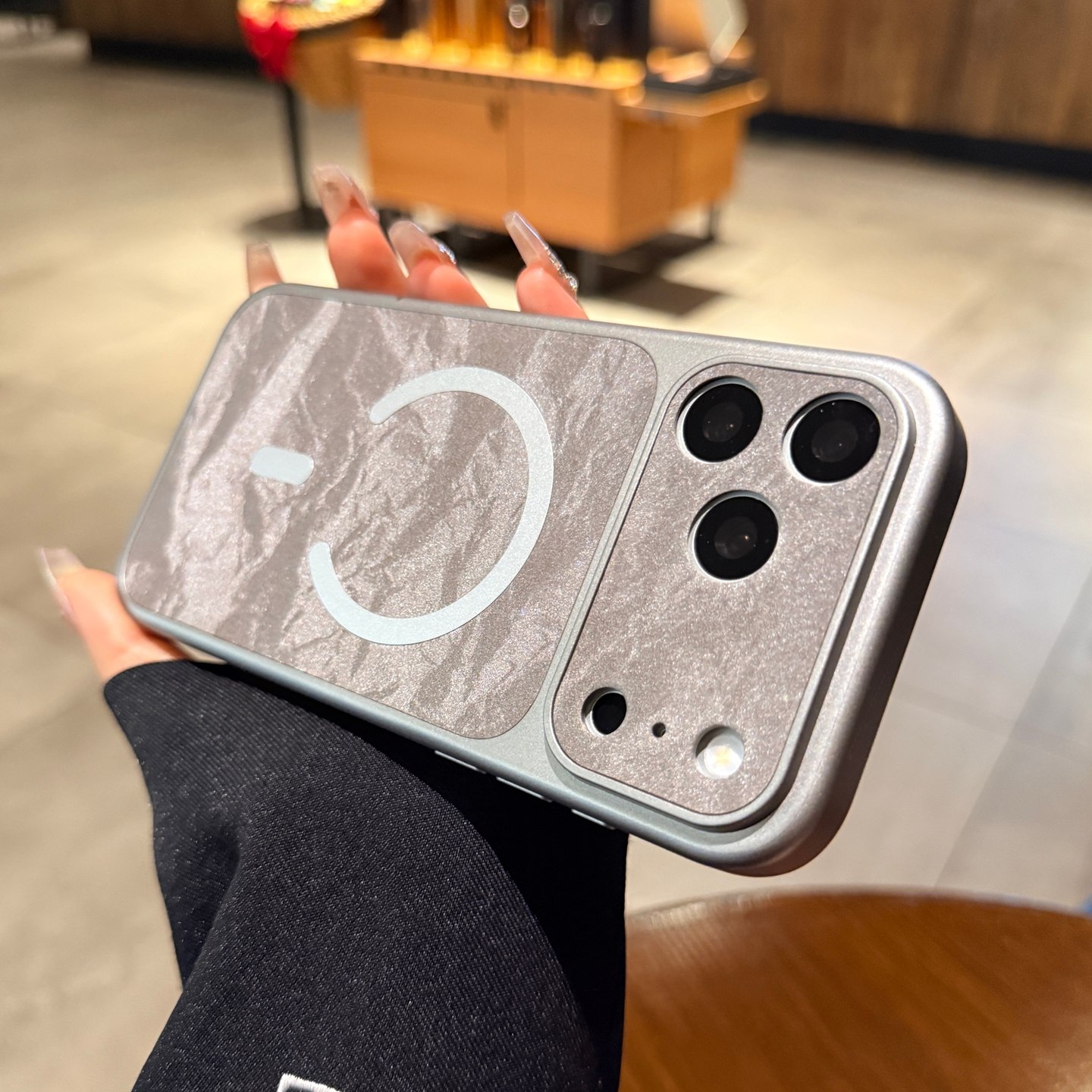 灰色雪山纹绒布皮适用苹果17promax手机壳磁吸iPhone16pro秒变17大视窗镜头14全包相机按键15PM高级13保护套