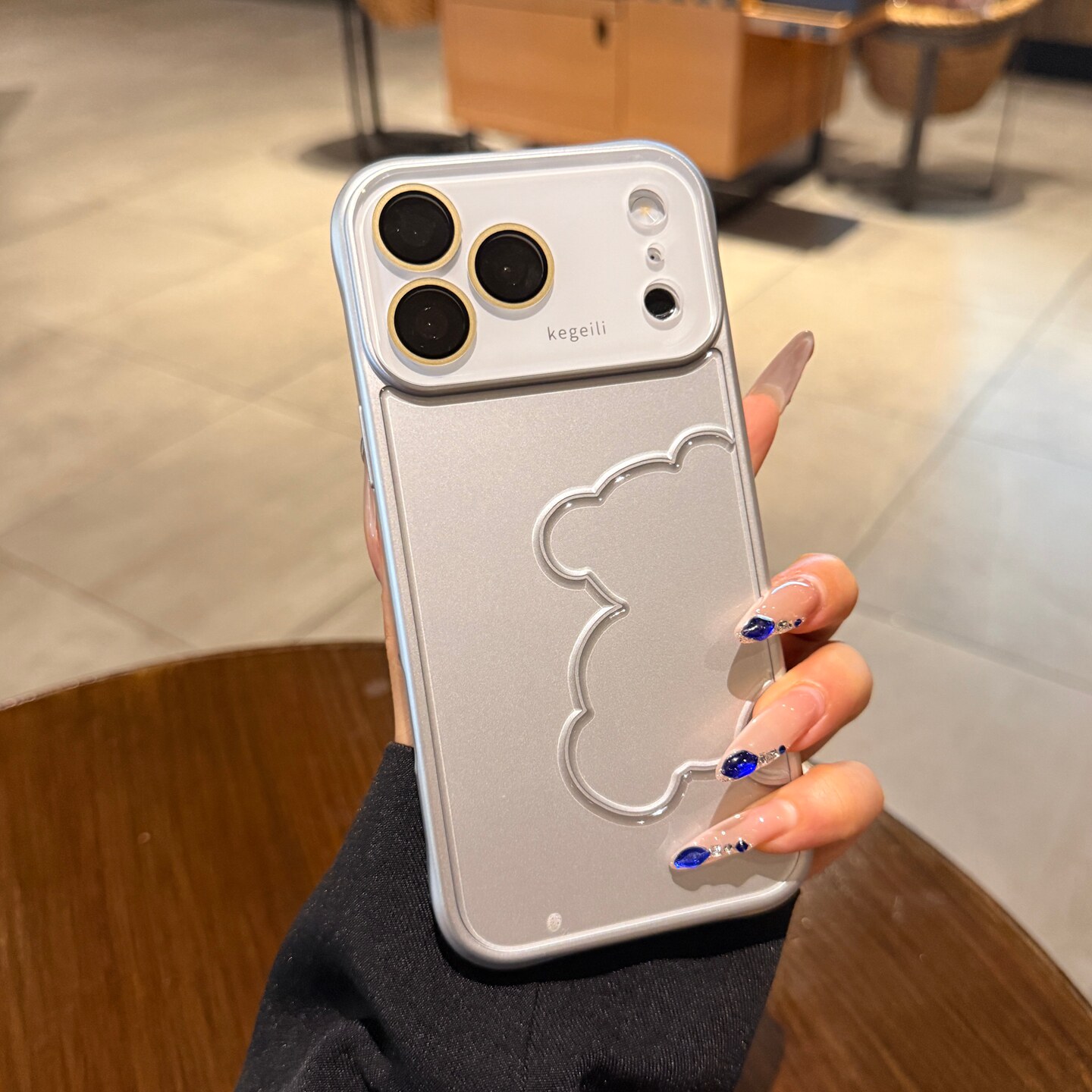 适用苹果17promax手机壳iPhone18pro可爱线条小熊新款银色16pro大视窗15情侣高级感14镜头膜全包13pm保护套女