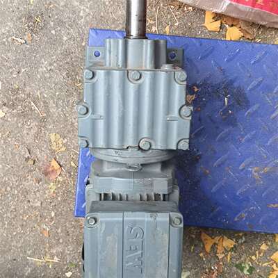 可维修SEW减速电机R27 DRS71S4，功率0.37KW，电压