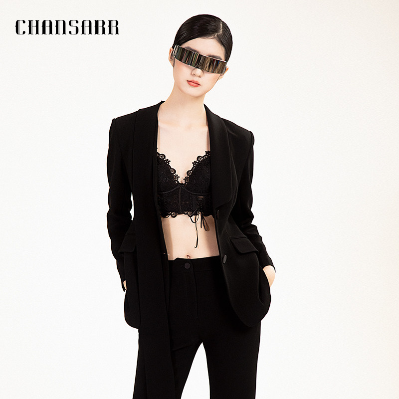 香莎CHANSARR 简约干练墨黑丝巾领西装 别致设计 露背修身外套