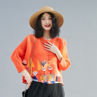 881 三宅褶皱2025春季 新款 桔色上衣女人物个性 图腾印花洋气蝙蝠袖
