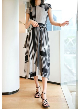 宅褶皱2025新款夏季韩版气质大码收腰裙子法式高级感a字连三 025