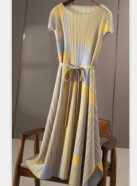 高定山宅 惊艳气质 显瘦压皱百褶收腰连衣裙女 2025春夏新款 025