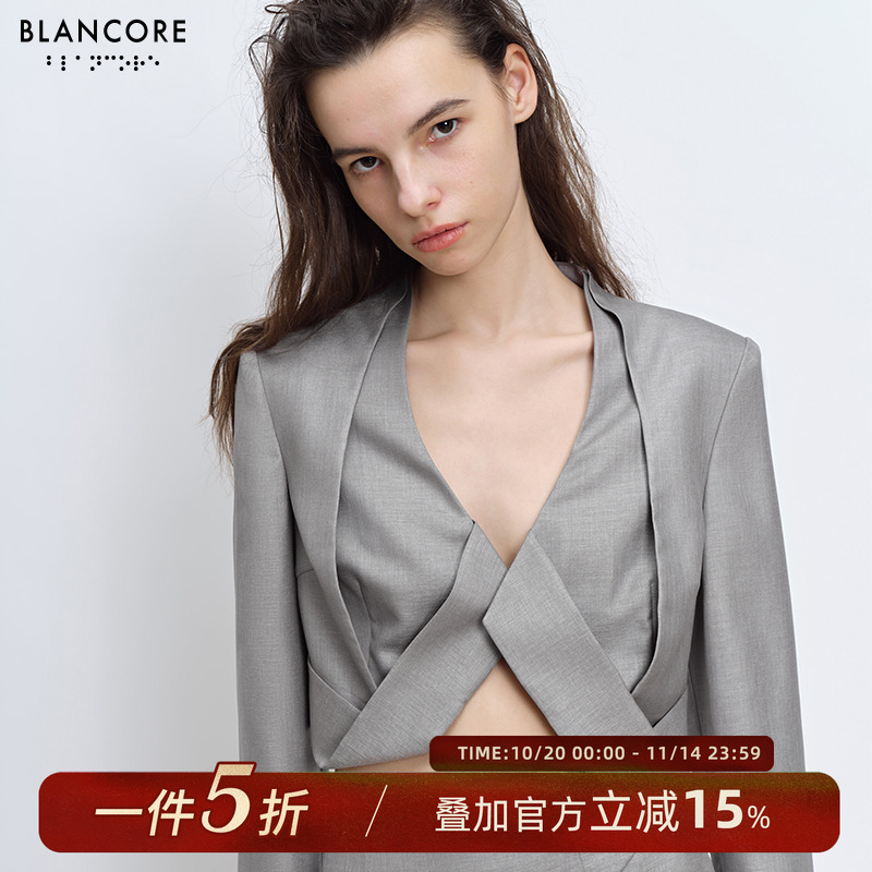 倒三角解构廓形收腰显瘦，胸前解构