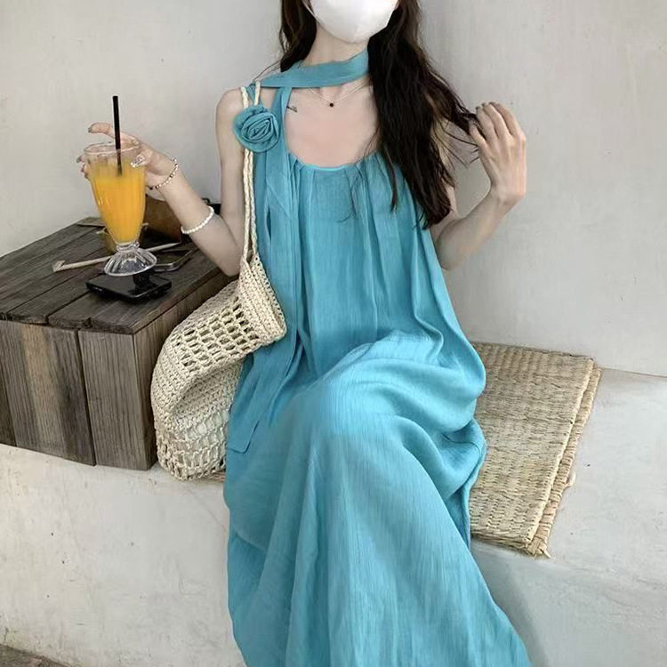 湖蓝色挂脖吊带连衣裙女