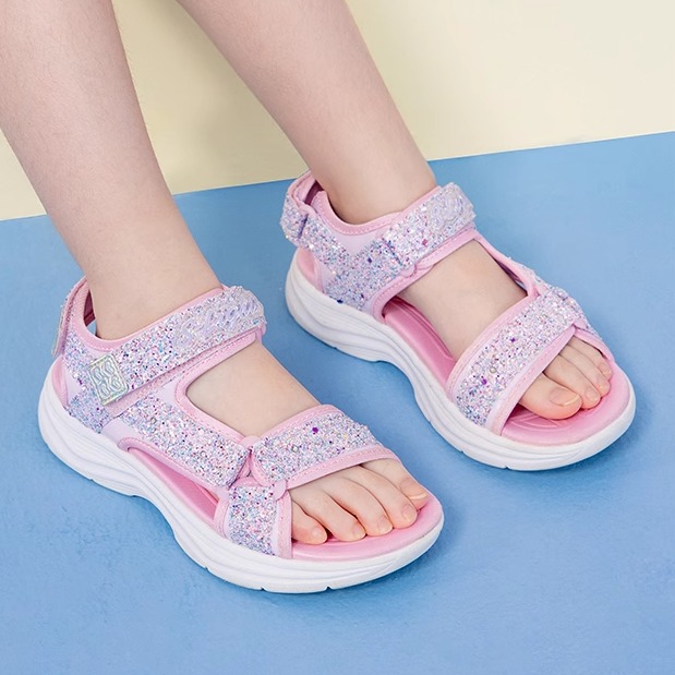 GLIMMER KICKS大底；闪亮鞋面，十分吸睛