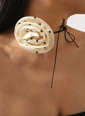 法式温柔风缎面波点布艺玫瑰花项