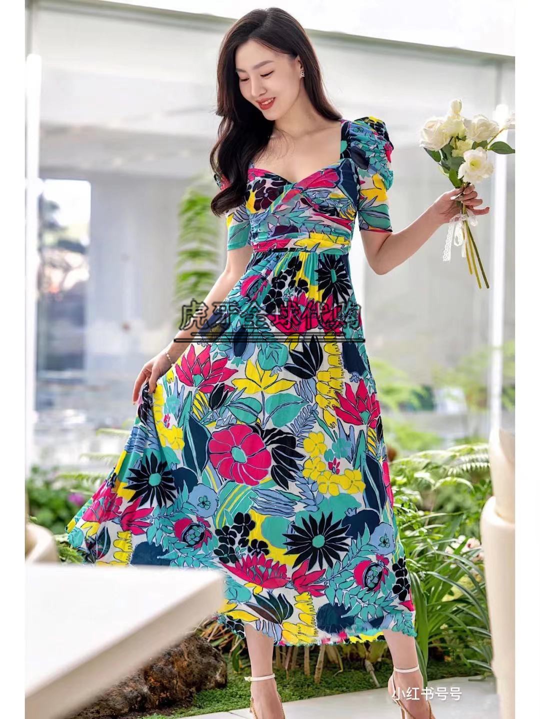 现货dvf2023春夏新款粉绿多彩花园印花方领弹力网纱连衣裙tyrion