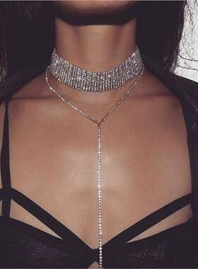 Multi-layer necklaces are popular in female nightclubs长颈链