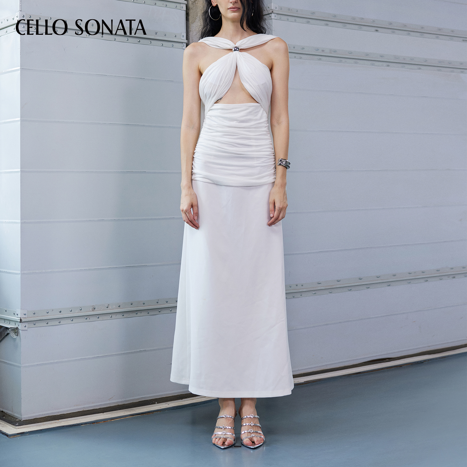 Cello Sonata25早春系列  白色露腰褶皱挂脖针织连衣裙宴会长裙