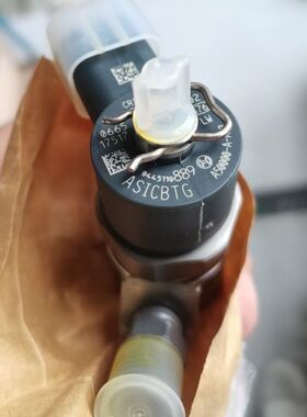 玉米收割机玉柴175马力YC4FA-EU3电喷喷油器总成0445110889油嘴