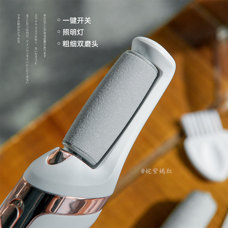 소녀의 발에 활력을 불어넣기 위해 죽은 피부와 굳은살을 제거하는 전기 페디큐어 기계 발뒤꿈치 피부를 제거하는 전기 발 연삭 도구 칼