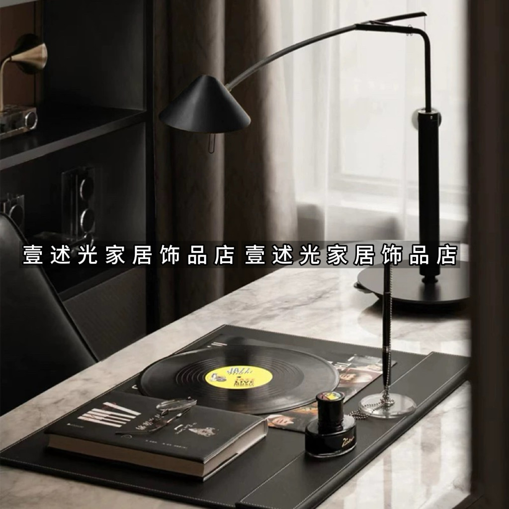 现代轻奢样板间书房办公桌垫钓鱼台灯黑胶唱片签字笔装饰摆件组合