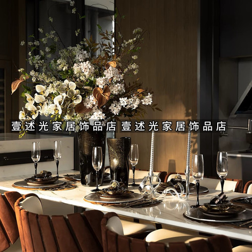 现代轻奢餐厅餐桌花艺摆件组合